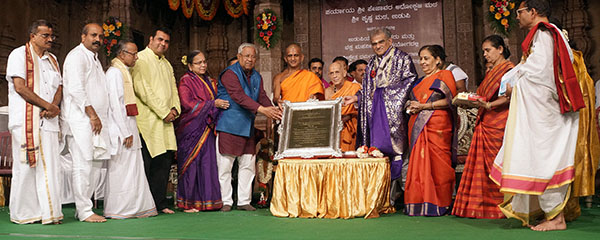 ಶ್ರೀಕೃಷ್ಣ ಮಠದಿಂದ ಡಾ.ವೀರೇಂದ್ರ ಹೆಗ್ಗಡೆಗೆ ಅಭಿನಂದನೆ